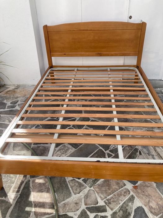 Conjunto Duas Camas e Duas Mesas de Cabeceira