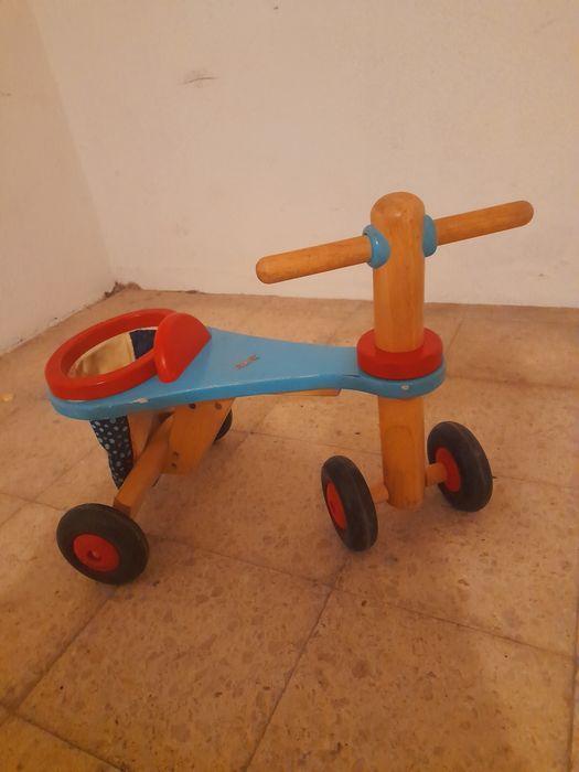 Triciclo com compartimento para transportar brinquedos
