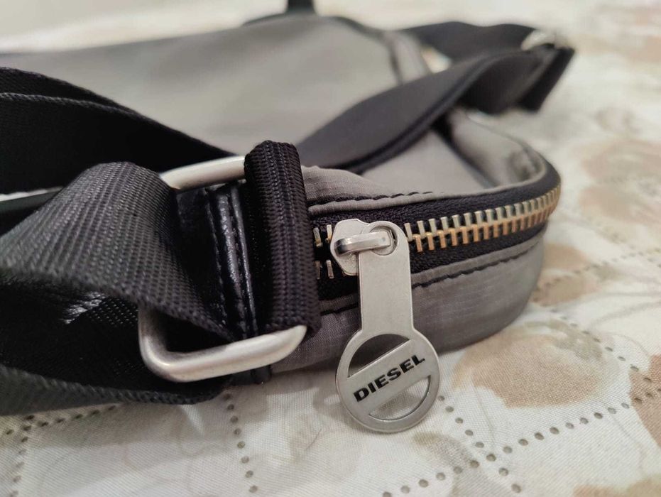 Mala tiracolo Diesel em estado semi-novo 30x38 cm
