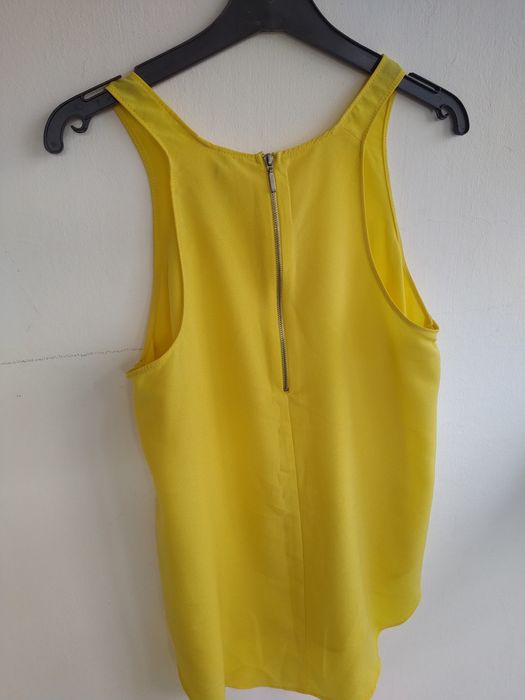 Top amarelo, elegante e fluído - Stradivarius - Tamanho M