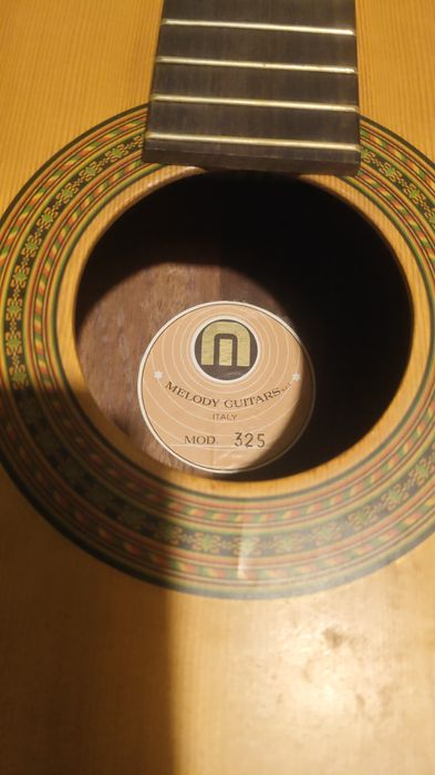 Guitarra clássica sem cordas.