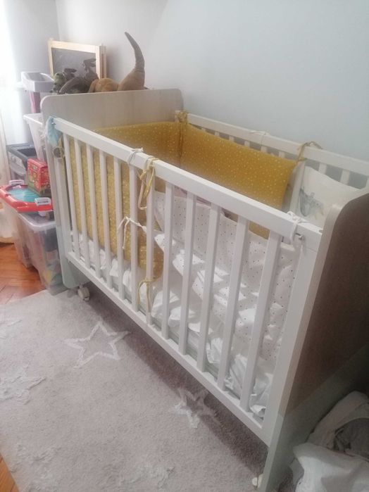 Cama de bebé com grades