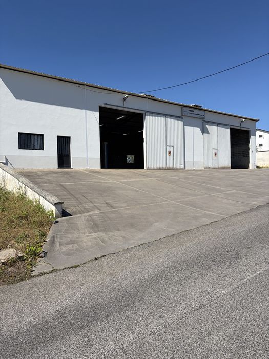 Armazém com Licença de Utilização para  comérçio, serviços e Industria