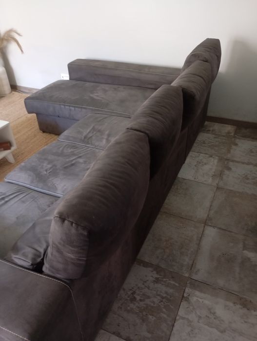 Sofá com Chaise Long e Arrumação