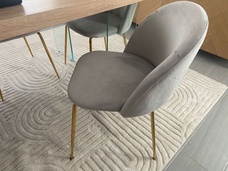 2 Cadeiras Estofadas Cinza com Pernas Douradas