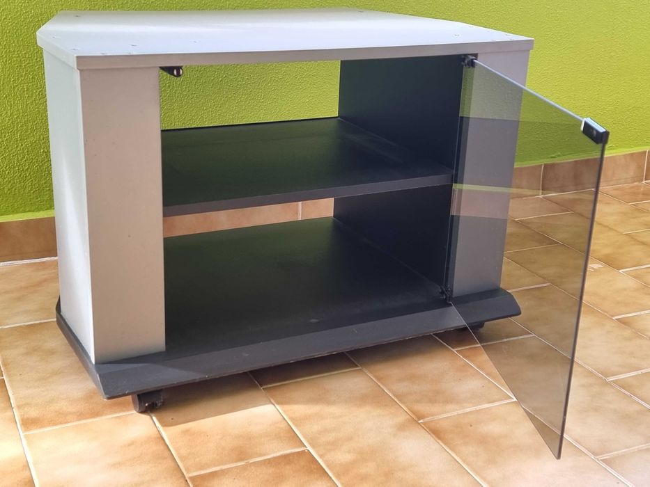 Móvel tv cinzento/preto com rodas