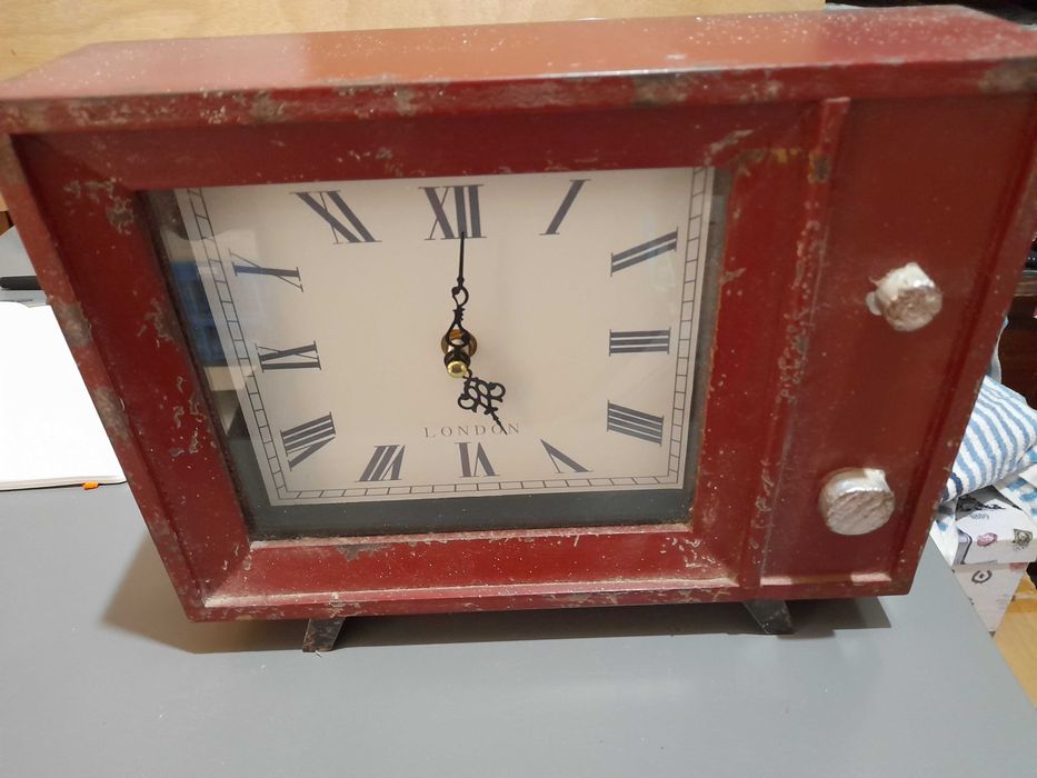 Relógio  mesa  madeira  envelhecido retro  TV vermelho Londres usado