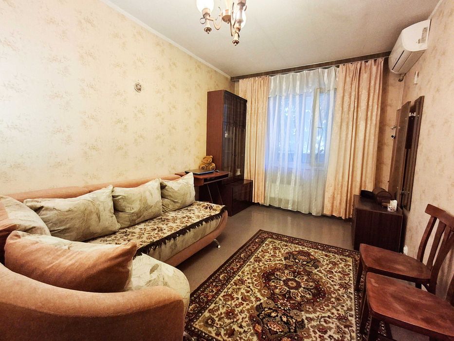Продаж затишної 2к квартири на Троєщині біля озера, вул. Закревського, 85, є газ.