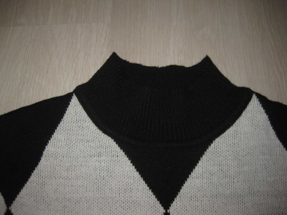 170 зріст, стильний светрик оверсайз з геометричним візерунком Divided