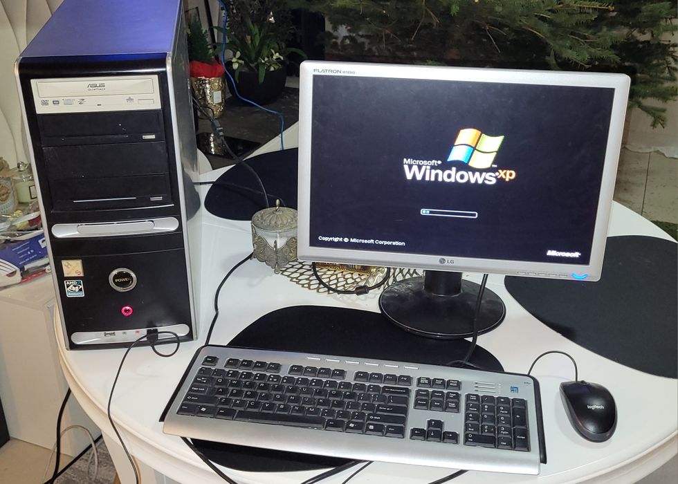 Komputer stacjonarny + mysz + monitor + klawiatura