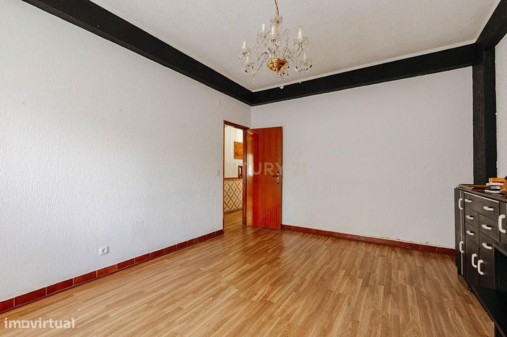 Apartamento T2 junto à estação da Amadora