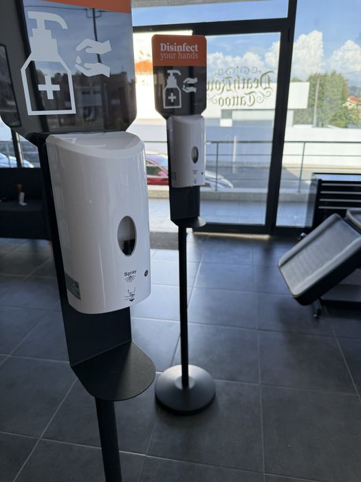 Dispensador automático de desinfetante de mãos de pé novos