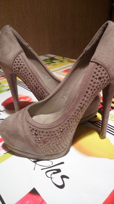 Шикарные туфельки 37 размера