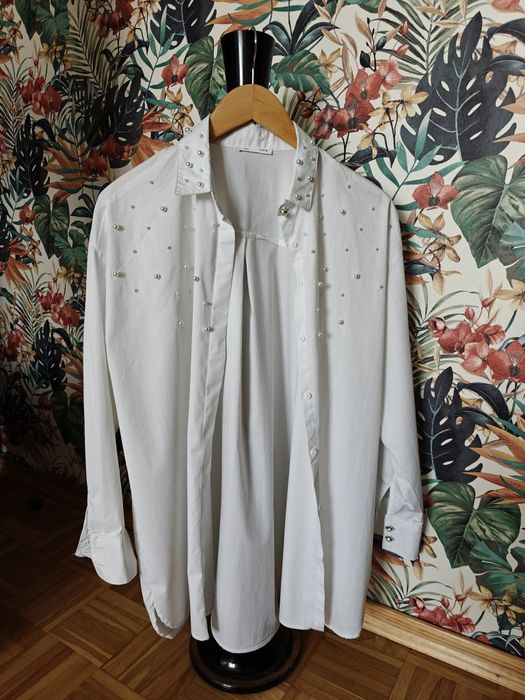 Biała koszula z perełkami