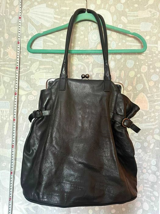 Skorzana duza torba marki Simple Creative Products z pieknym zapieciem i metalowymi nozkami