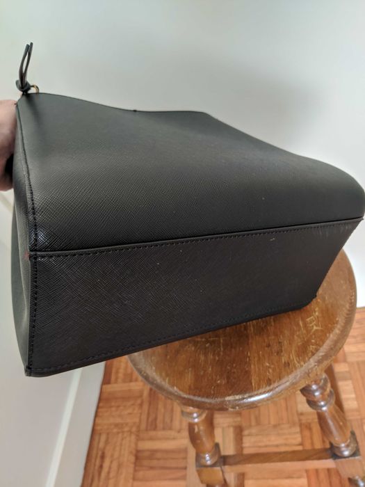 Carteira Zara Preta, mão e ombro