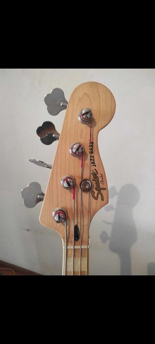 Baixo Eléctrico Squier CV 70s Jazz Bass, Com muitos acessórios