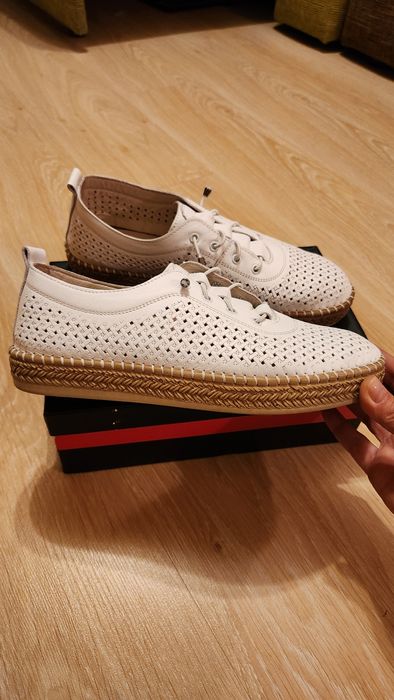 Женские ,кожаные перфорированные .