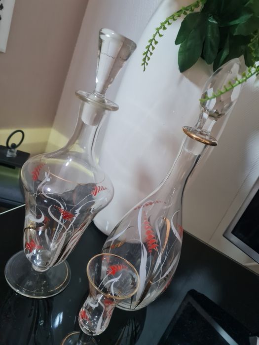 2 Licoreiras antigas com copo