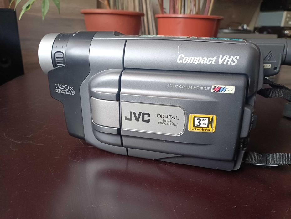 Відеокамера JVC VHS-C GR-AXM405A