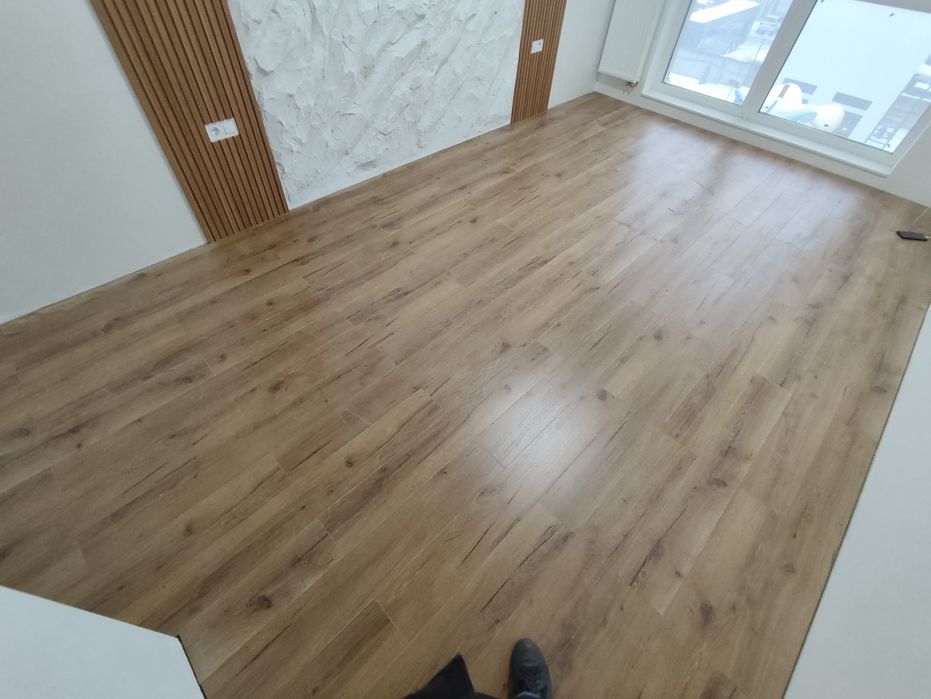 Ламінат та плінтус Укладка ламінату Монтаж плінтуса