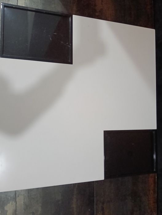 Mesa de sala de estar de  centro preta e branca