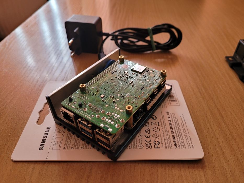 Raspberry Pi 4B 4GB + obudowa Advantech z HAT + zasilacz + karta 64GB