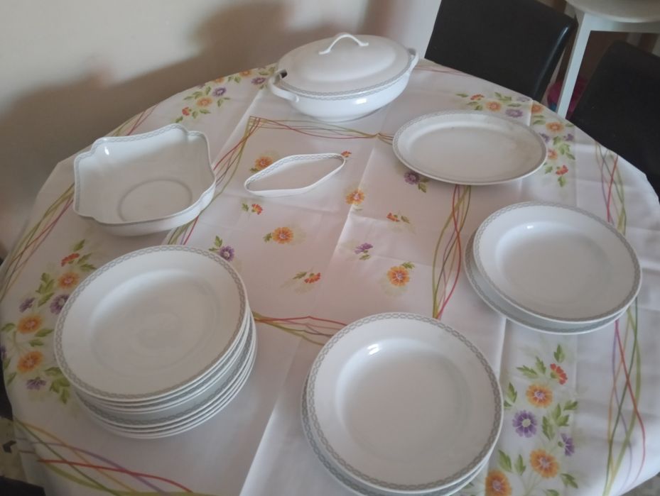 Conjunto de pratos de porcelana