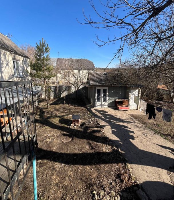 Продам два будинка на одному подвірʼї.