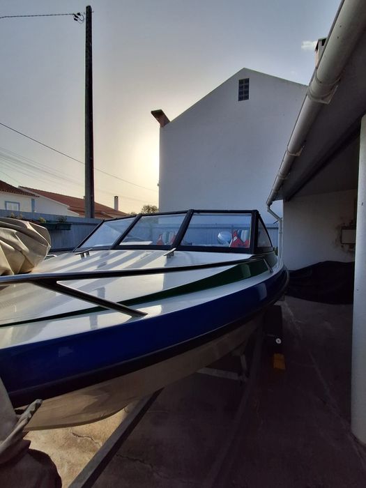 Barco com motor Honda