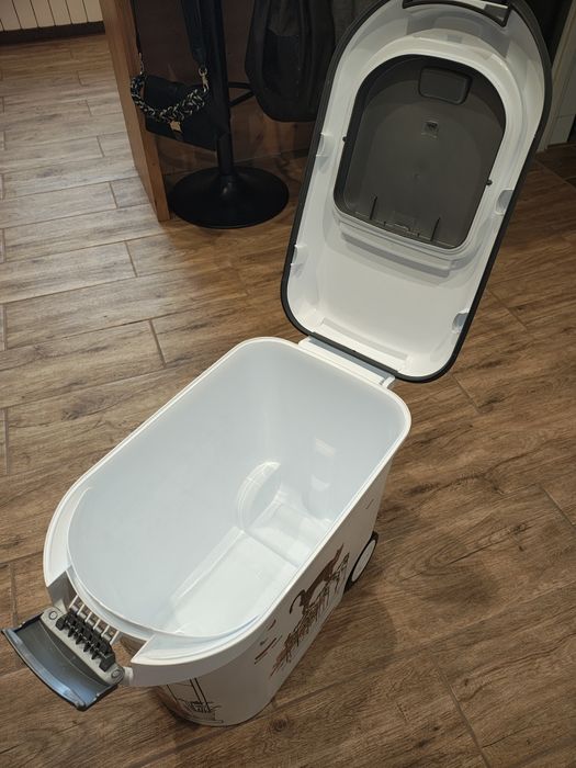 Pojemnik na suchy pokarm dla kotów 35L/12 kg