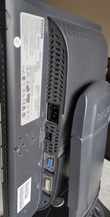 Monitor Philips 15" com colunas integradas na base