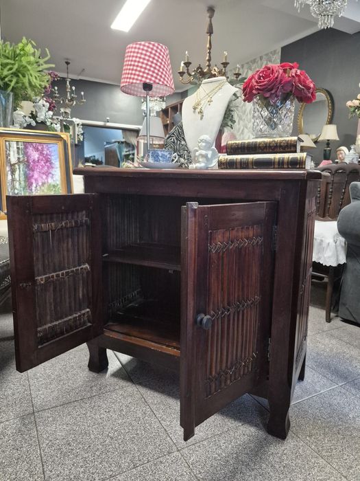Aparador Oriental em Madeira Maciça com Painéis em Bambu Entrançado.