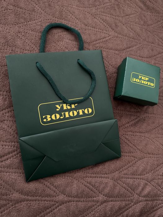 Подарункові і брендові пакети різних марок.