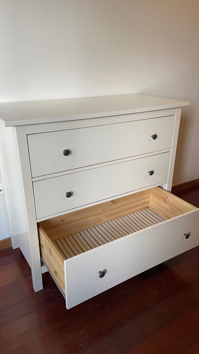 Cómoda Branca HEMNES IKEA