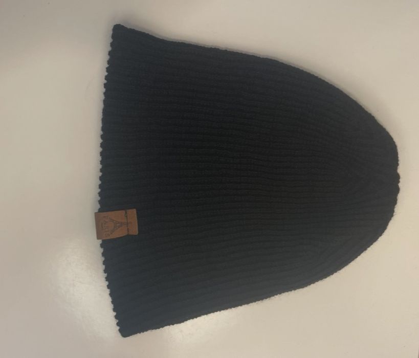 Gorro preto - Com simbolo da Torre Eiffel