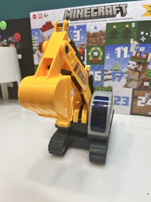 Lefei, Smiki wywrotka z koparka