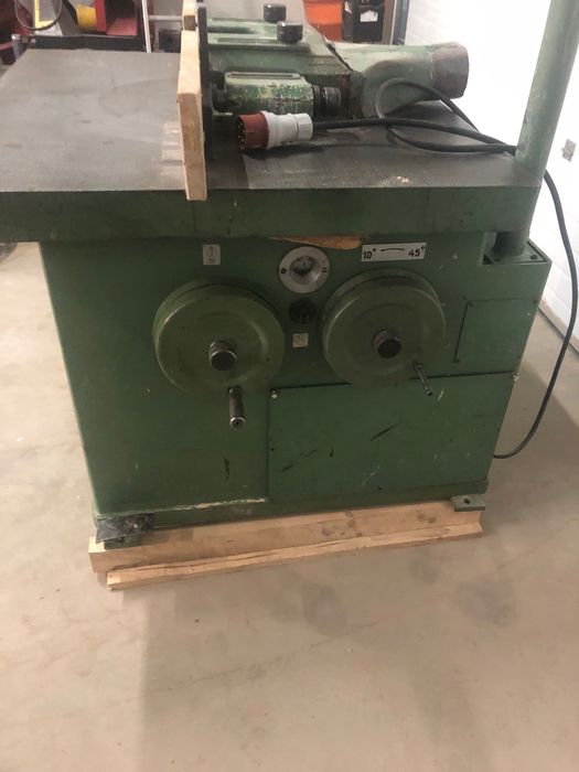 Frezarka dolnowrzecionowa Gomad uchylne wrzeciono