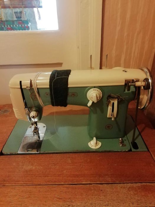 Продам швейну машинку Чайка 115-1 ножну робочу 1971 р вип з тумбою