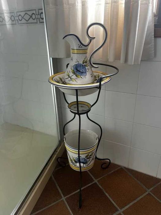 Lavatório em ferro e loiça