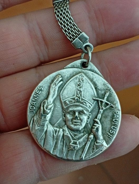 Medalha pequena Papa João Paulo II em porta chaves