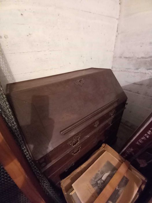 Vendo Secretária,  móvel e  muito antiga