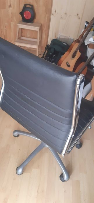 Cadeira de Escritório (preta e cromada)