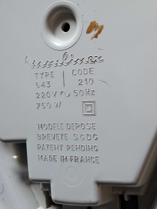 Picadora elétrica Moulinex Moulinette S, com design retro e acabamento em tons neutros