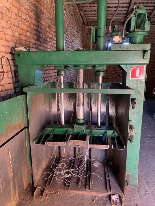 Прес пакетувальний вертикальний гідравлічний