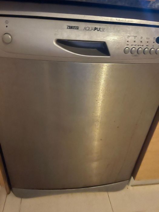 Máquina de lavar loiça, torradeira e chaleira de água quente.