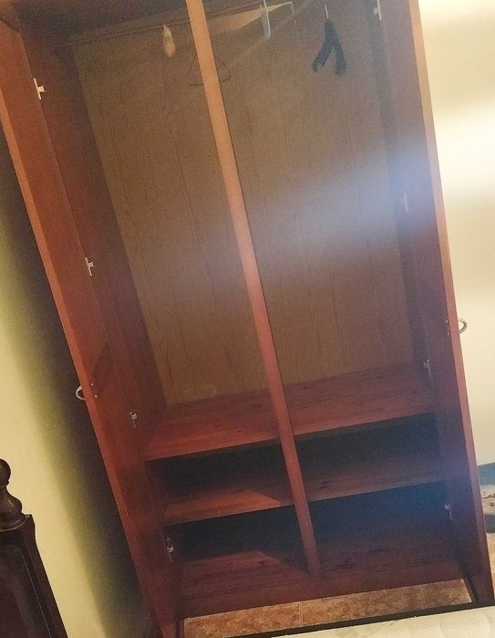 Cama, roupeiro e mesa de cabeceira