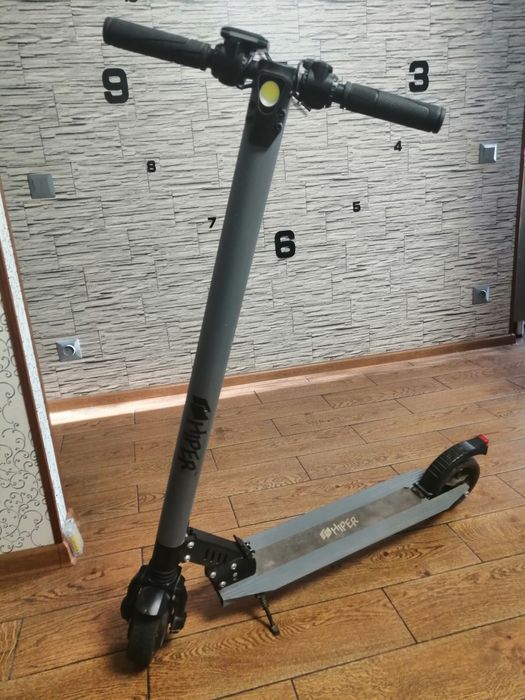 Електросамокат у відмінному станіі