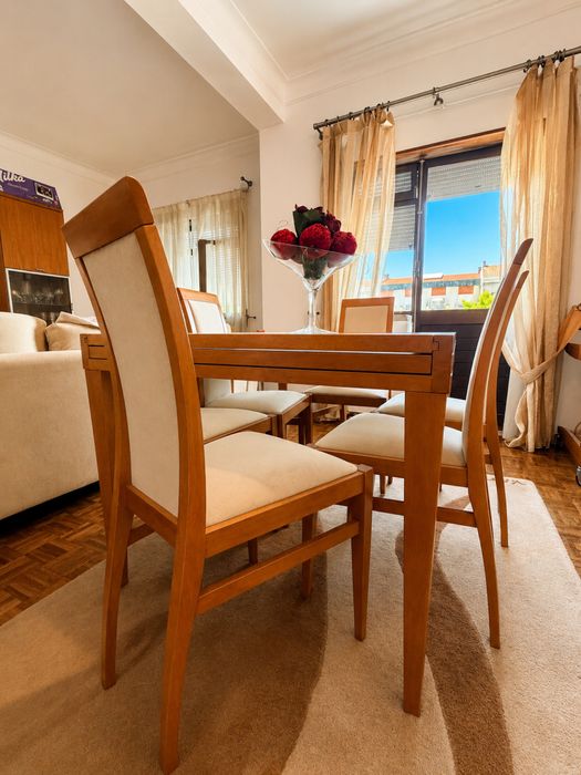 Mesa de Jantar Extensível com 6 Cadeiras – Madeira e Vidro