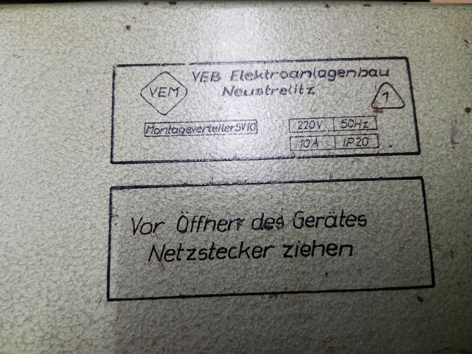 Stary przedłużacz na 3 gniazda 10 m